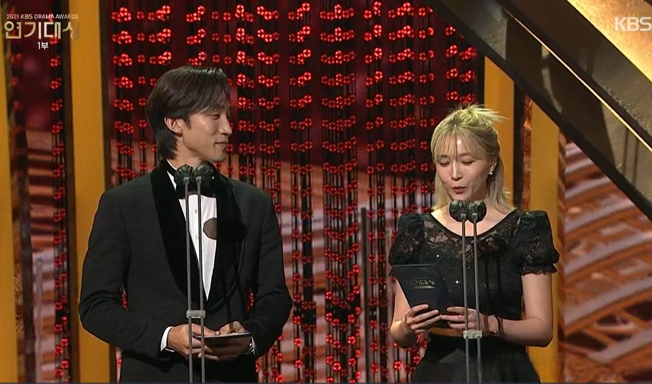 新人奖颁奖嘉宾,去年获奖者李相二,李初熙.