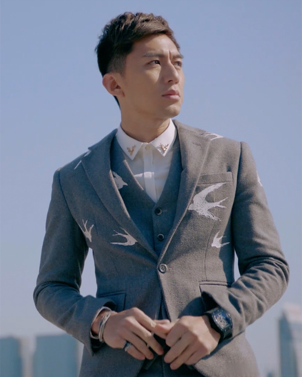 tvb演员袁伟豪提到《使徒行者2》中天堂哥一角时表示,现在走在路上