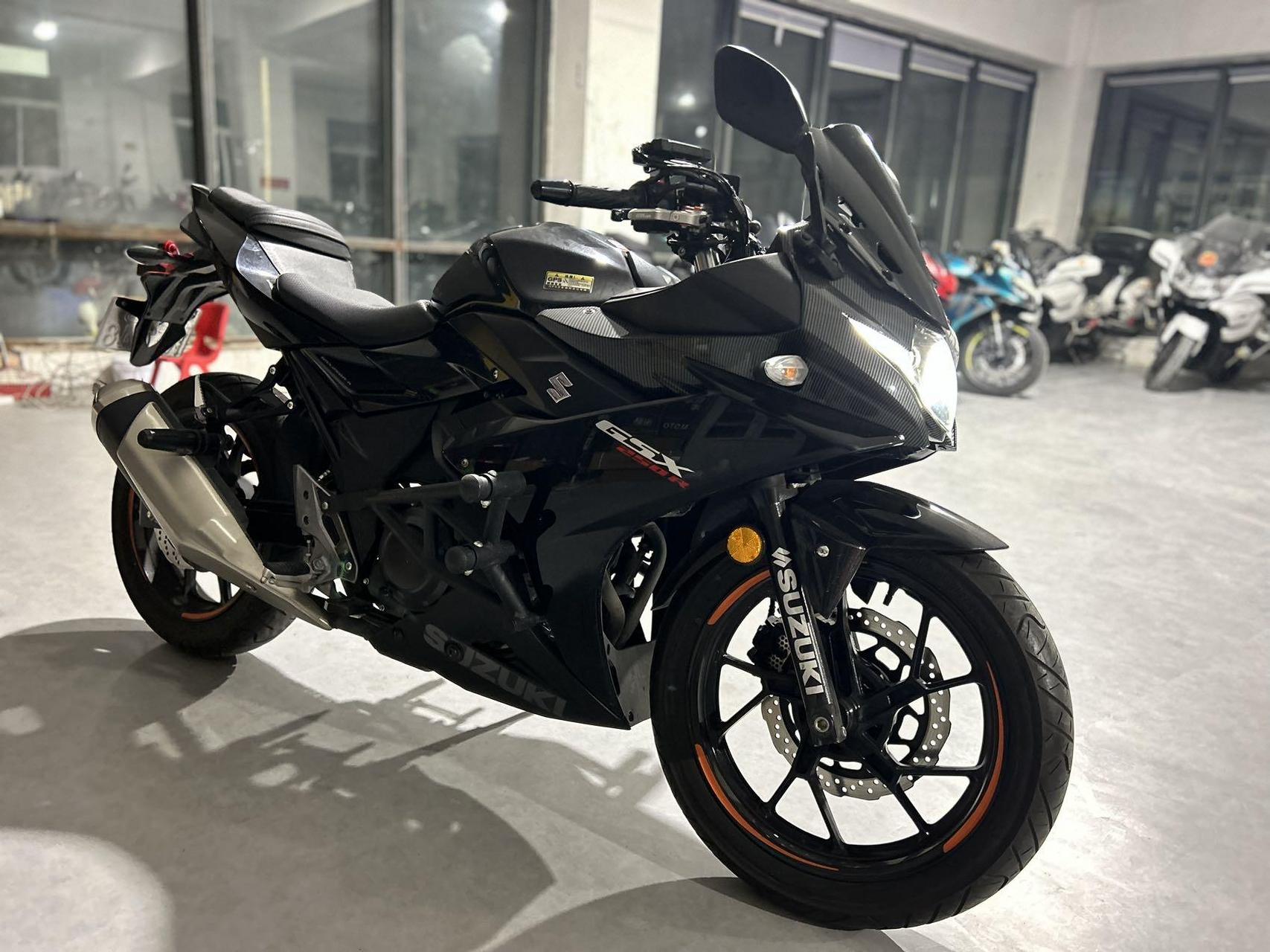 铃木gsx250 【车辆型号】:铃木gsx250黑武士 【车辆价格】:13000