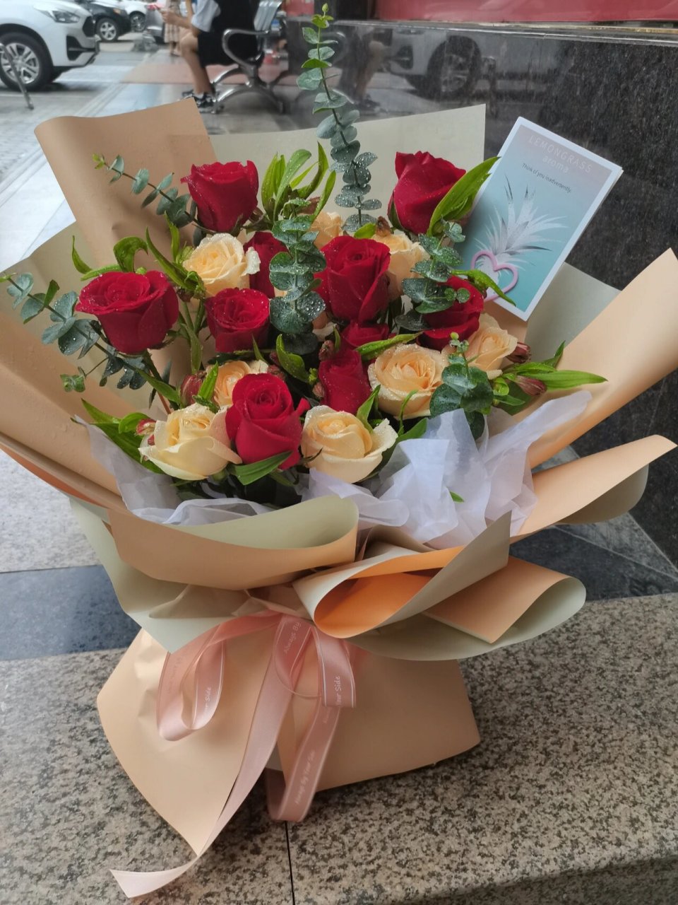 香槟玫瑰加红玫瑰混搭花束 香槟玫瑰加红玫瑰两个颜色混搭花束搭配