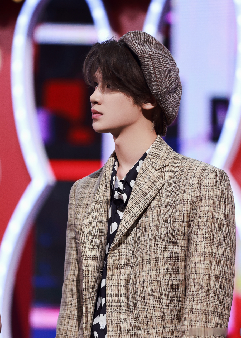 黄明昊金发贝雷帽造型##你好星期六#黄明昊也太帅了吧,金发造型好有