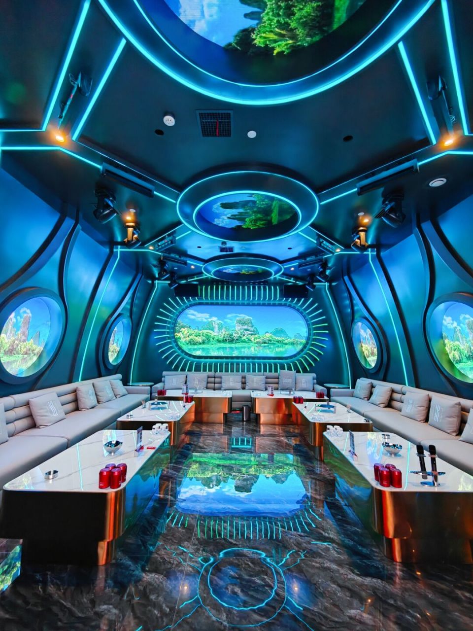 天津竟然有一家能打碟的ktv 不贵,199,三小时含酒水,人均四五十吧.