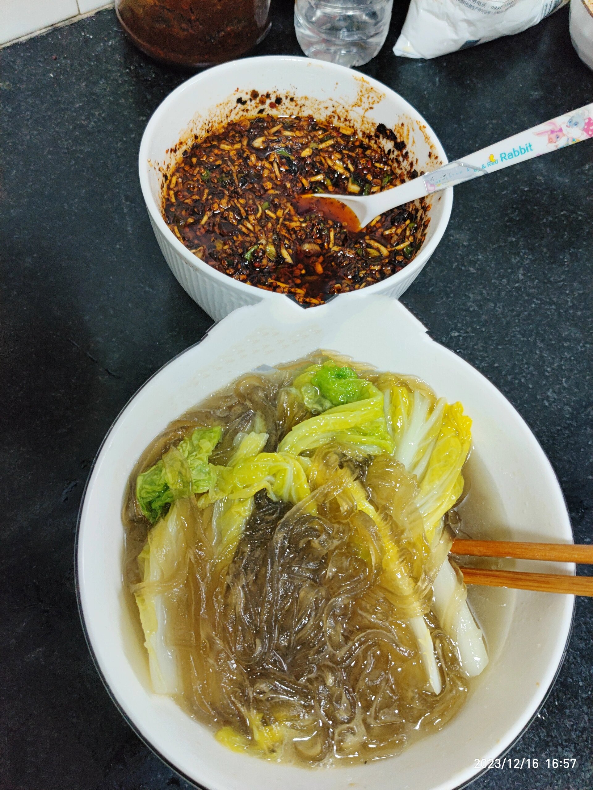 好吃的红薯粉 先取一小把红薯粉条,用开水泡8分钟,泡软以后.