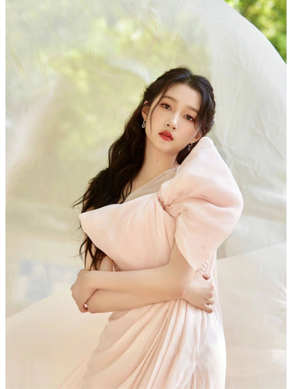 大长腿关晓彤百花奖生图 不光腿长身材也好!