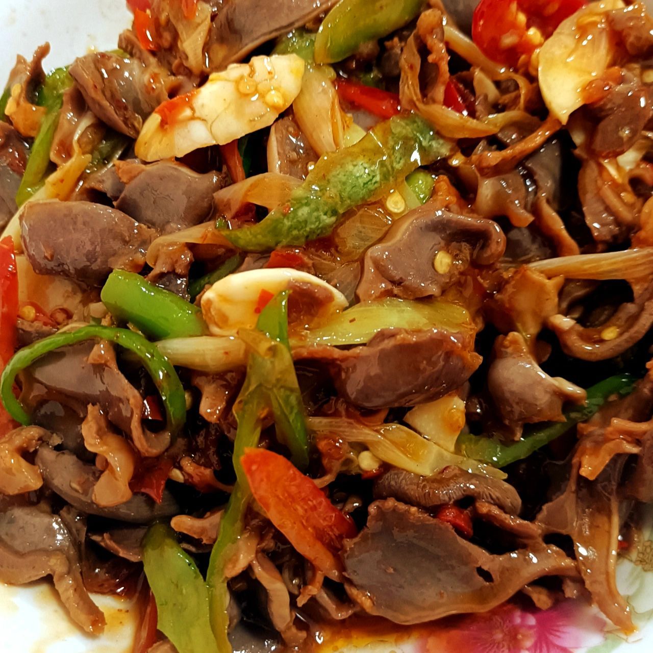 食材:郡肝6个,泡椒5个,大葱一颗,二荆条2个,姜蒜各10g.