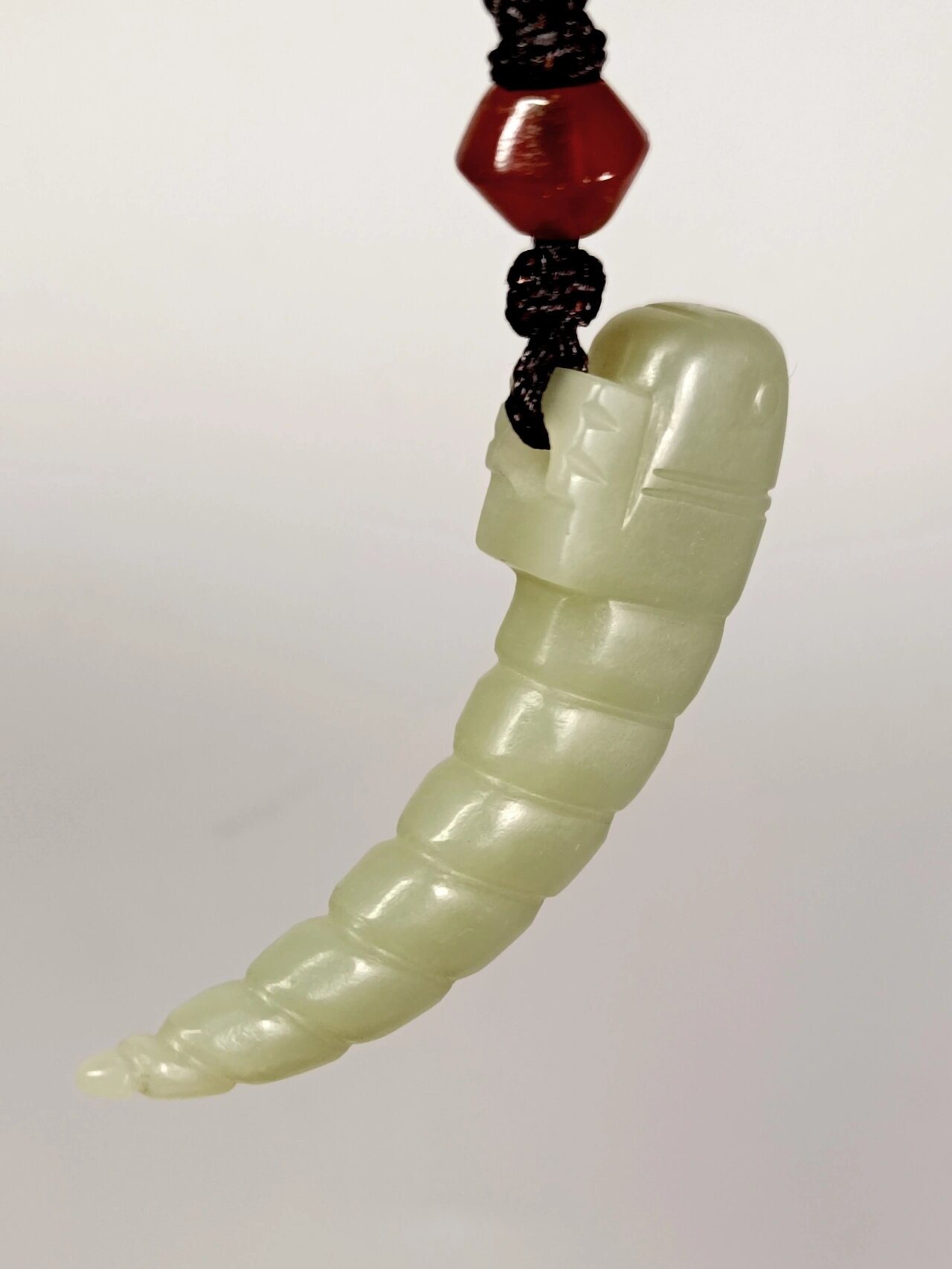西周 玉蚕佩 西周玉蚕形佩  长5.