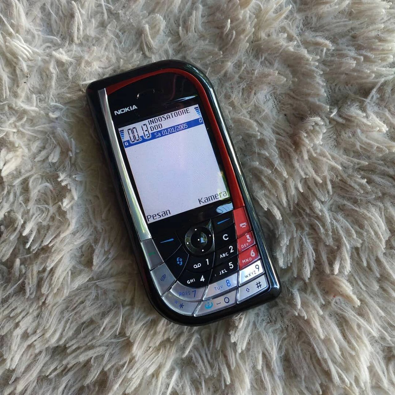 诺基亚7610 诺基亚7610发布在2004年,前卫的树叶形不对称设计,当年