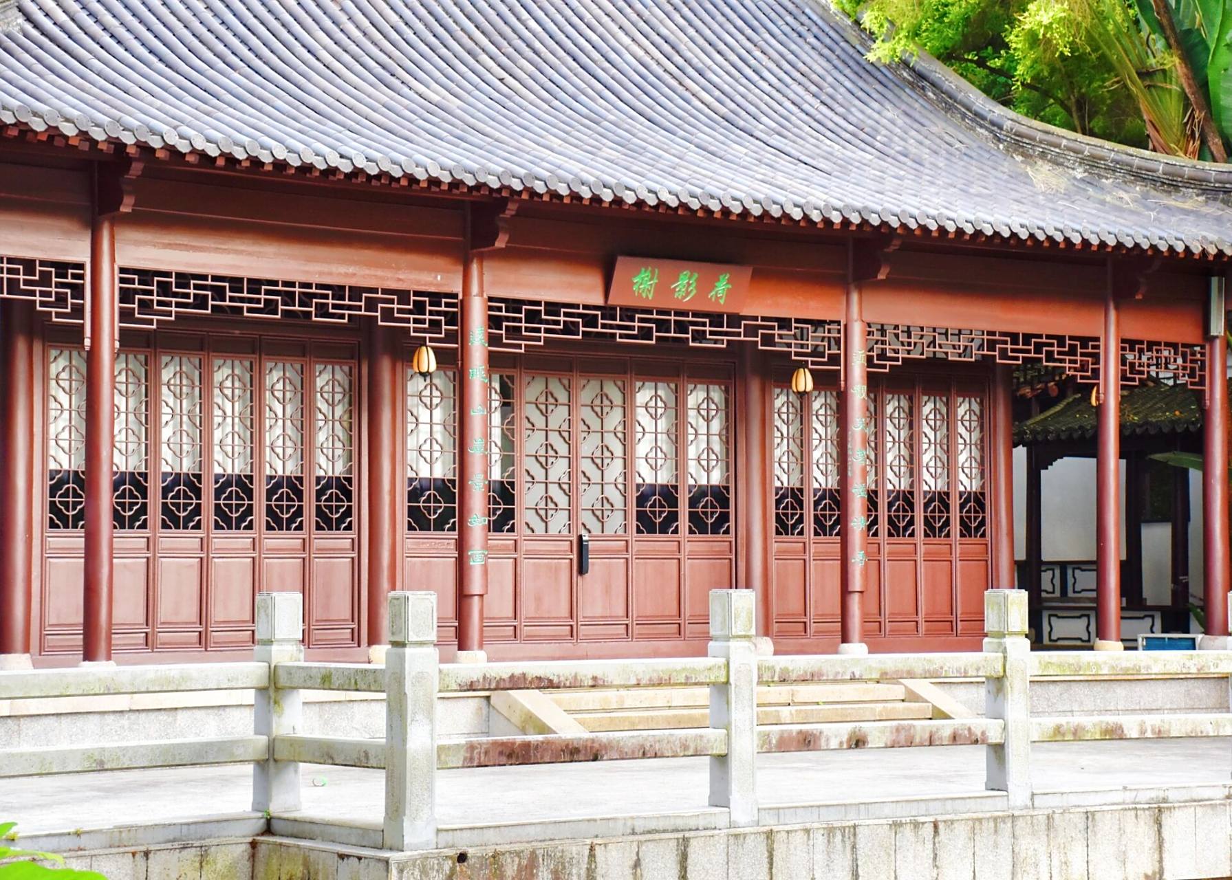 步行500米左右 地址:福田区侨城东路深南大道路口深圳国际园林花卉