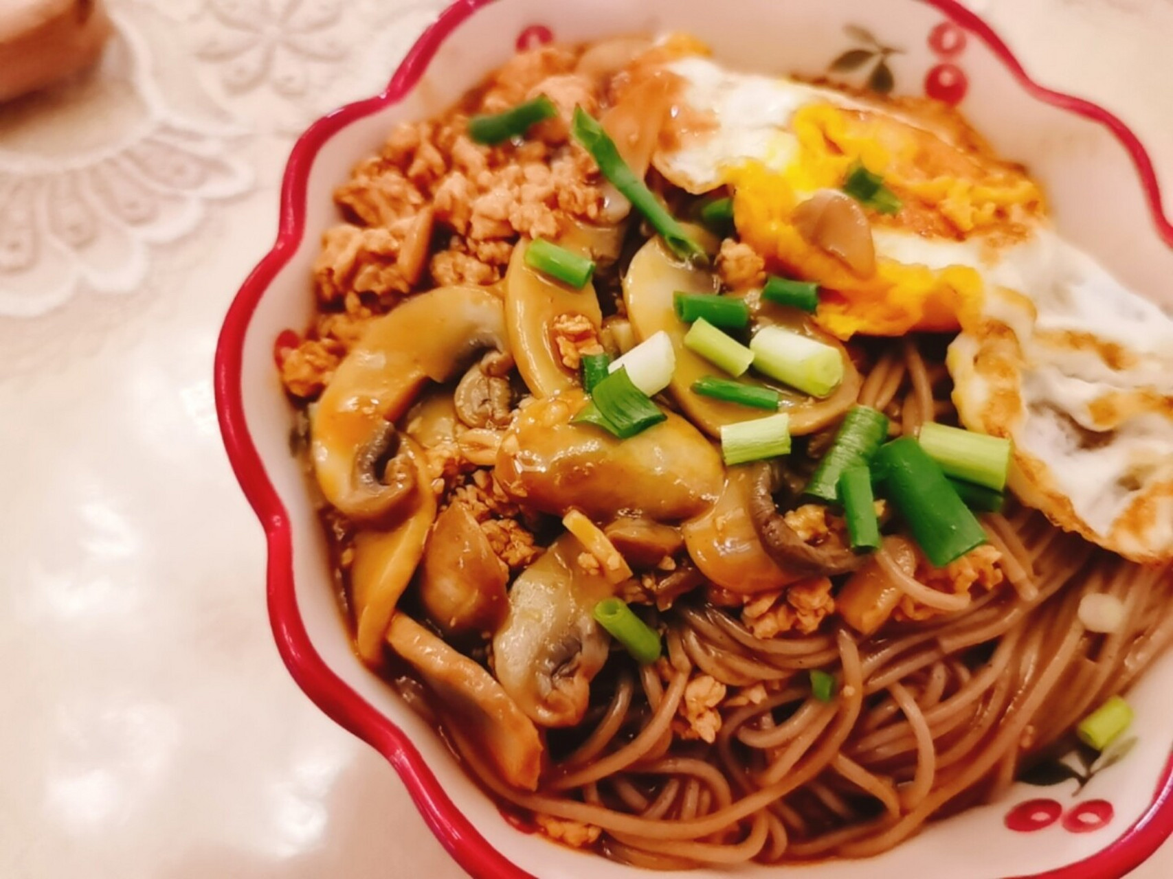 减脂餐之肉沫菌菇拌面 食材:鸡胸肉一小块,口蘑四个,鸡蛋一个,荞麦面