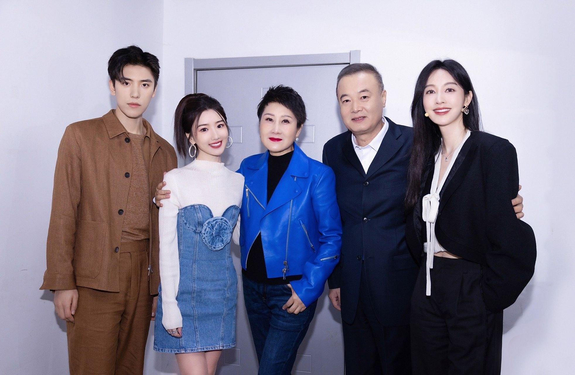 毛晓彤晒心想事成全家福# get到了毛晓彤的女友感和女儿感是怎么皇侣