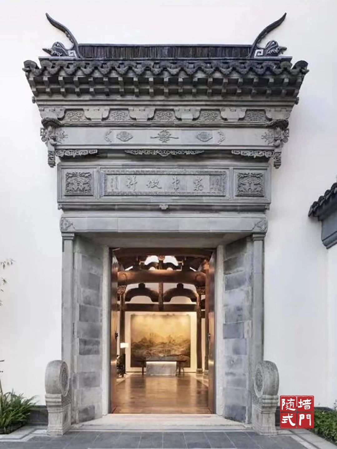 ①随墙门:特点是门的位置紧靠着围墙或者墙壁,在中式建筑中非常常见