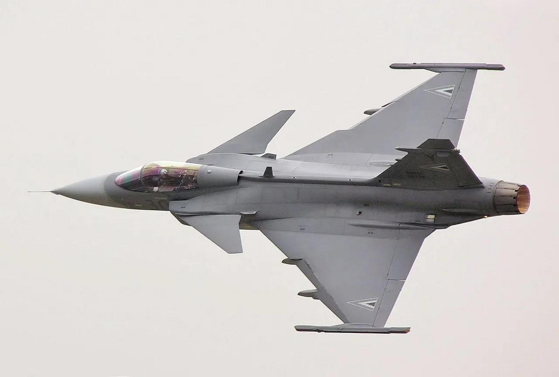 匈牙利租了14架鹰狮战斗机,其中12架为匈牙利空军主力,2架为双座