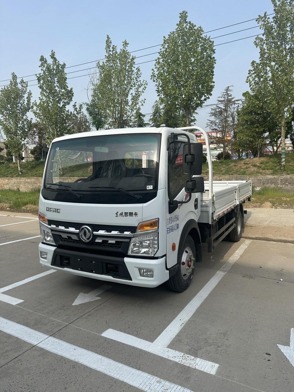 东风多利卡d6系列平板运输车,运用了我们中体驾驶室,采用了我们全柴