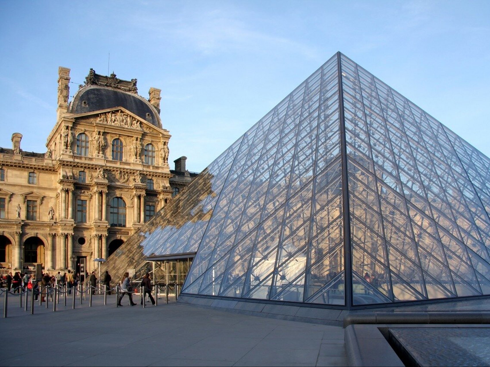 华裔设计师贝聿铭与卢浮宫金字塔的传奇故事 骄傲的法国人为什么会