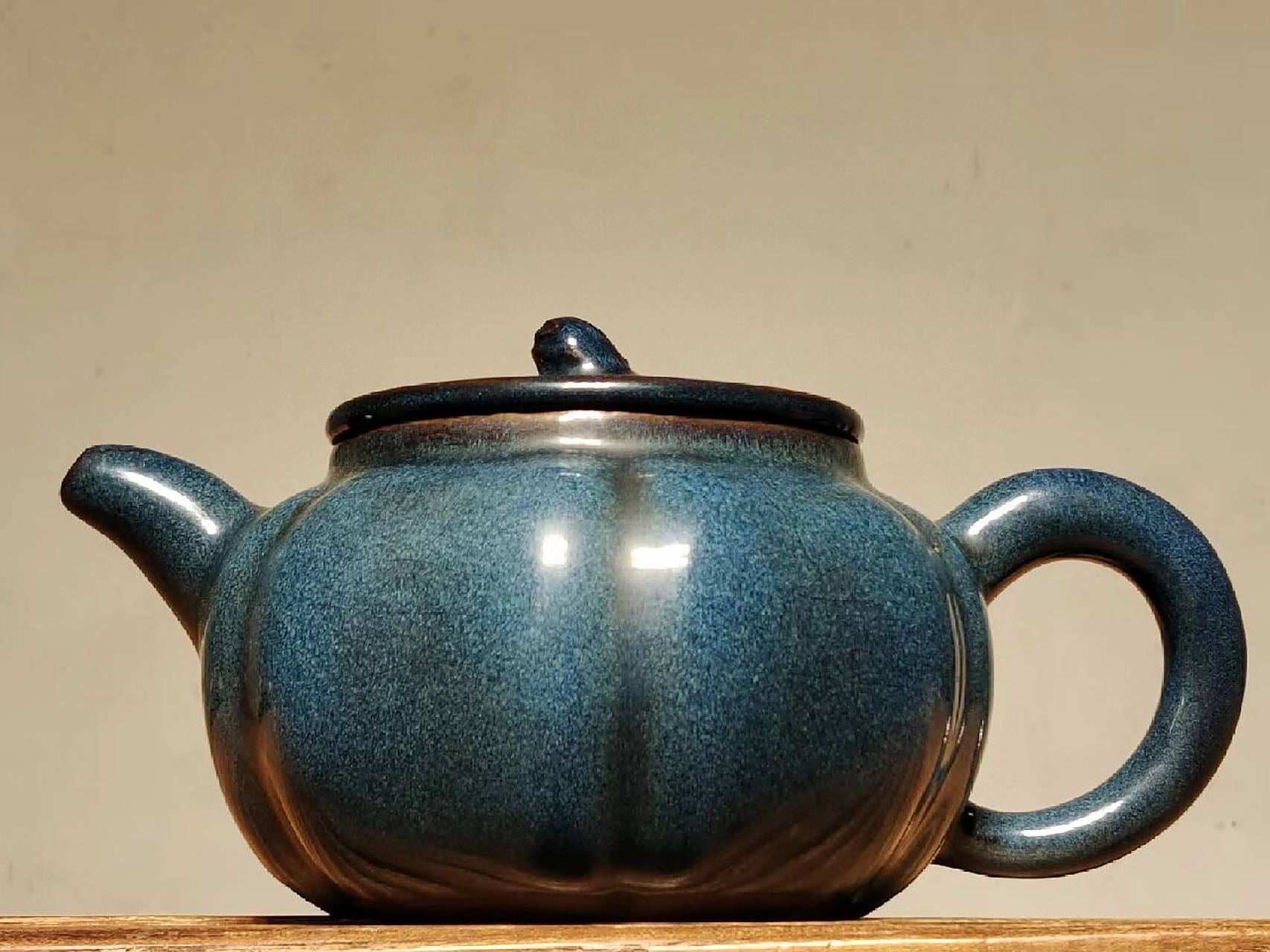 (葛明祥制)挂釉紫砂壶 (葛明祥制)挂釉紫砂壶 器型工整 出水流畅 品相