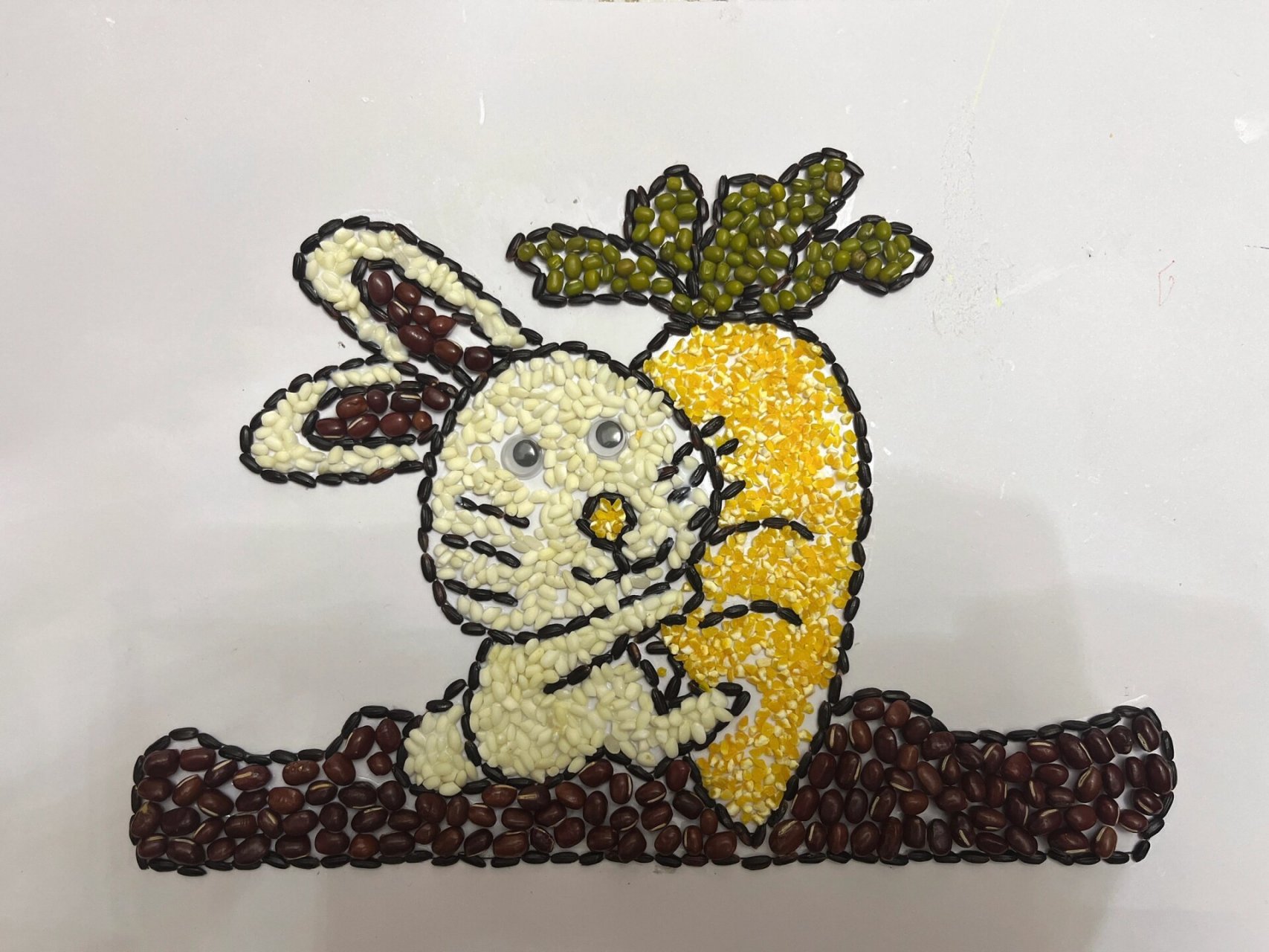 简单的豆豆贴画 用到材料: 胶水,绿豆,红豆,黑米,玉米碴子,糯米.