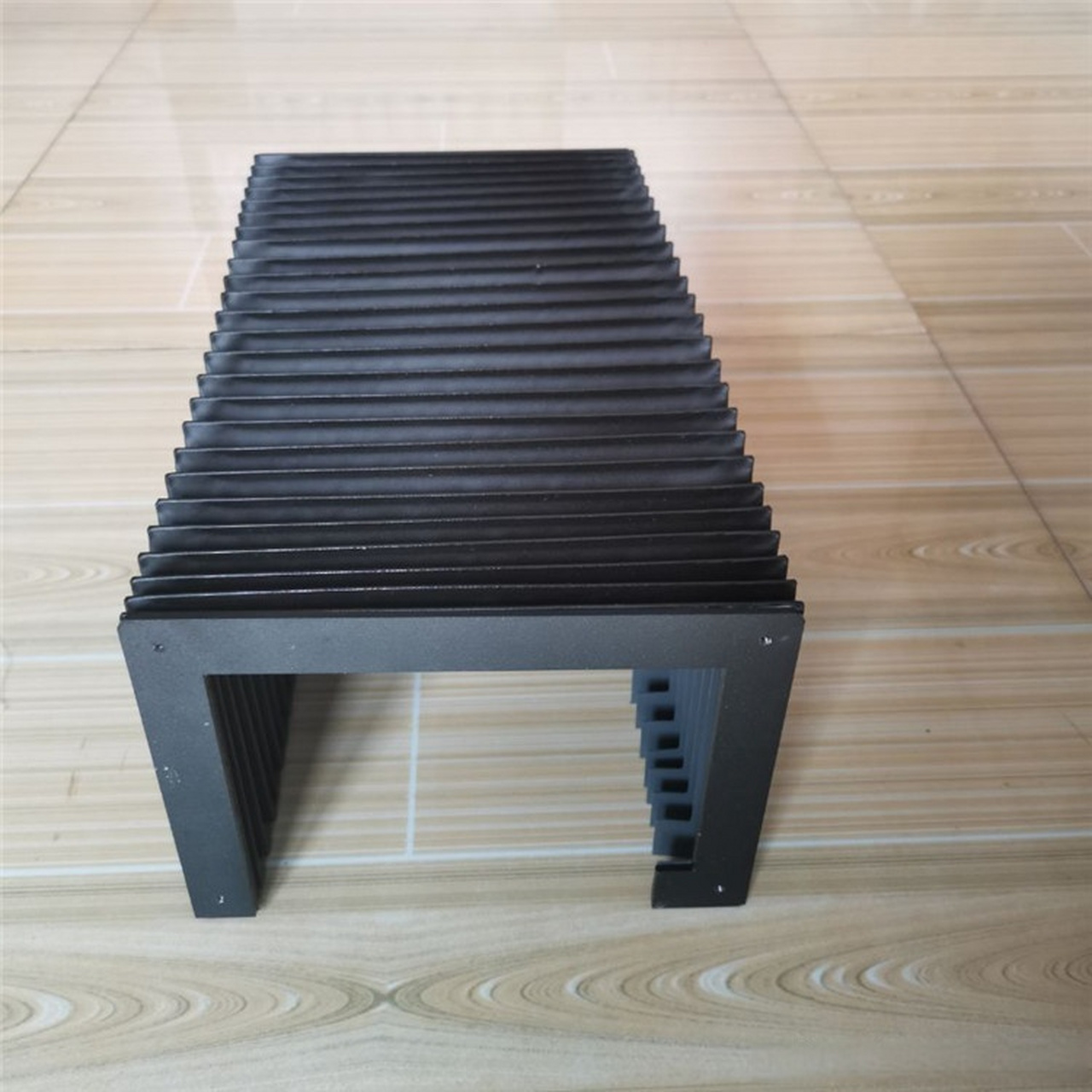 是机床防护罩的一种,风琴防护罩的形状可以根据实际需要设计成各种