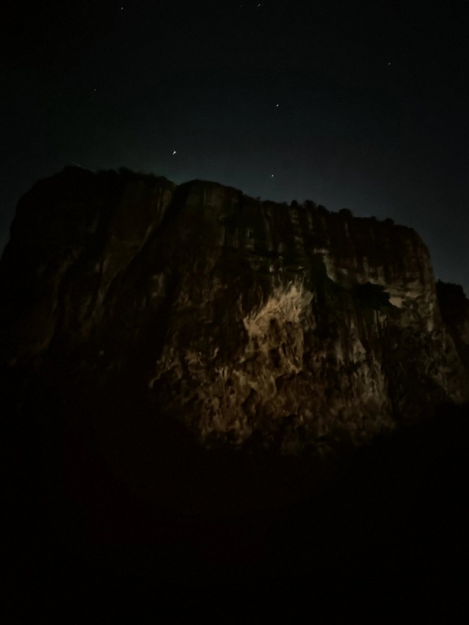 雁荡山灵峰夜景 一队人,在太阳下岗夜幕渐弥之时上灵峰探夜景,穿梭