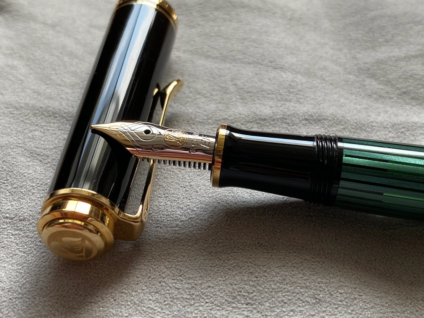 笔友出给我的百利金m400绿条 988入的,洗干净以后拍的照片就是好看,之