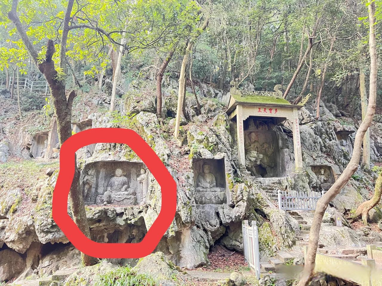 杨琏真迦的师父是"大元帝师"八思巴,跟元世祖忽必烈那可是师兄弟的