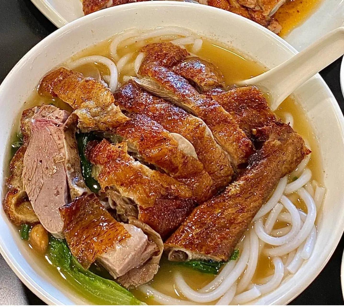 第一次在东莞厚街吃濑粉惊艳到我了,竟然配这么靚的烧鹅,真的太撼吃