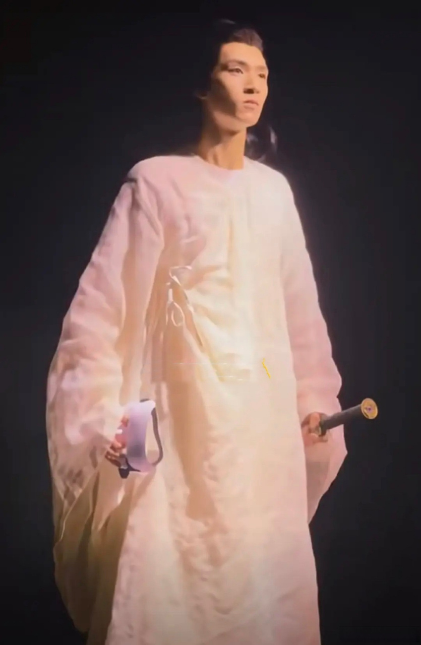 严浩翔咋考上北电表演系的,演话剧笑场嘴都笑歪了,这歪嘴好想一巴掌给