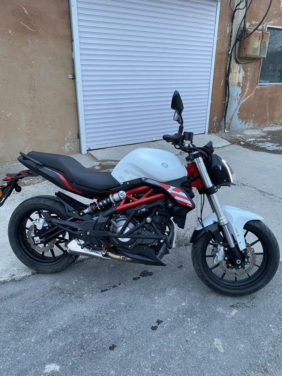 贝纳利黄龙300新款.