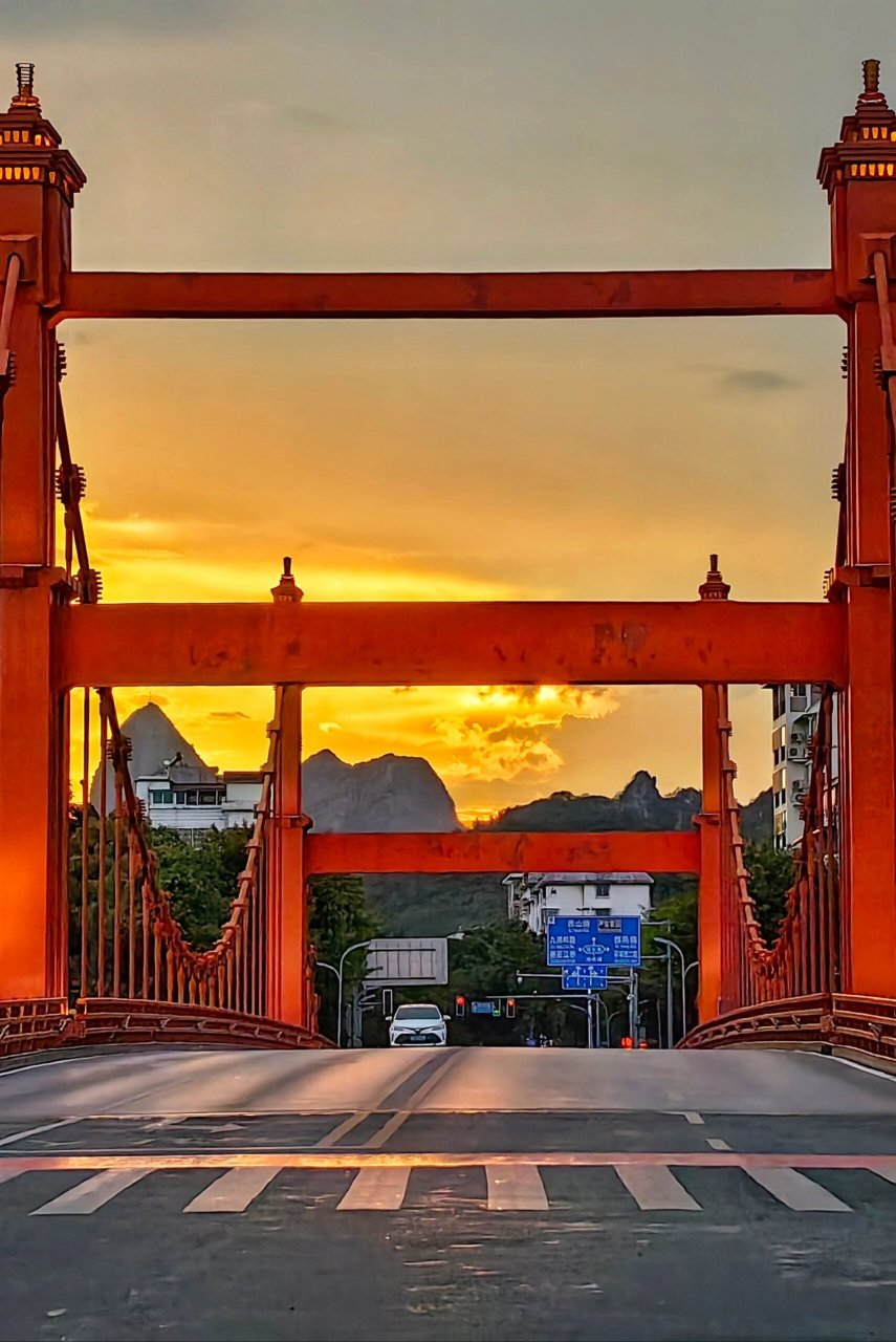 晚霞中的桂林丽泽桥 桂林丽泽桥,也叫红桥.