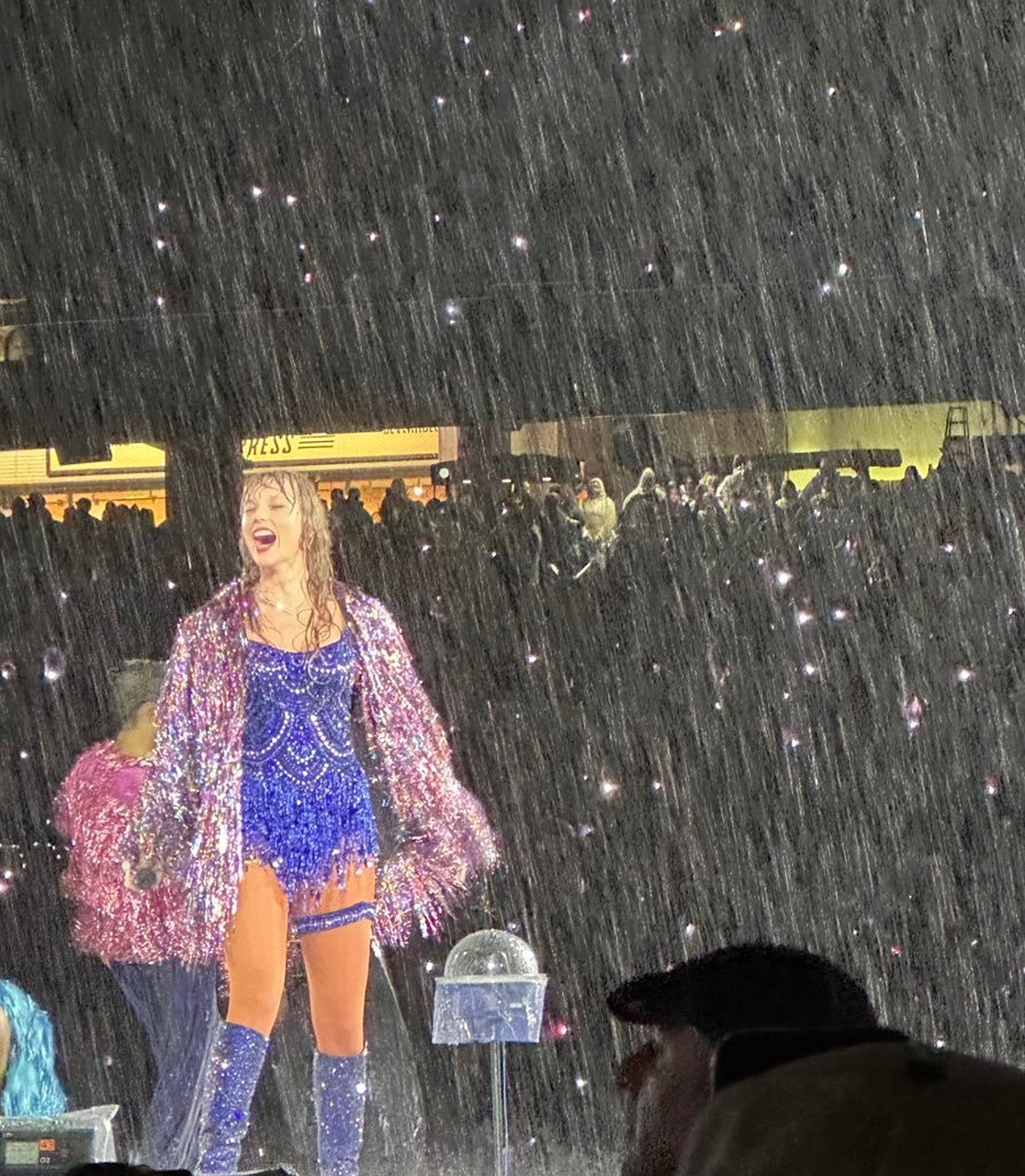 美国人有自己的雨神##霉霉雨中演唱会场外氛围# 美国人有自己的雨神