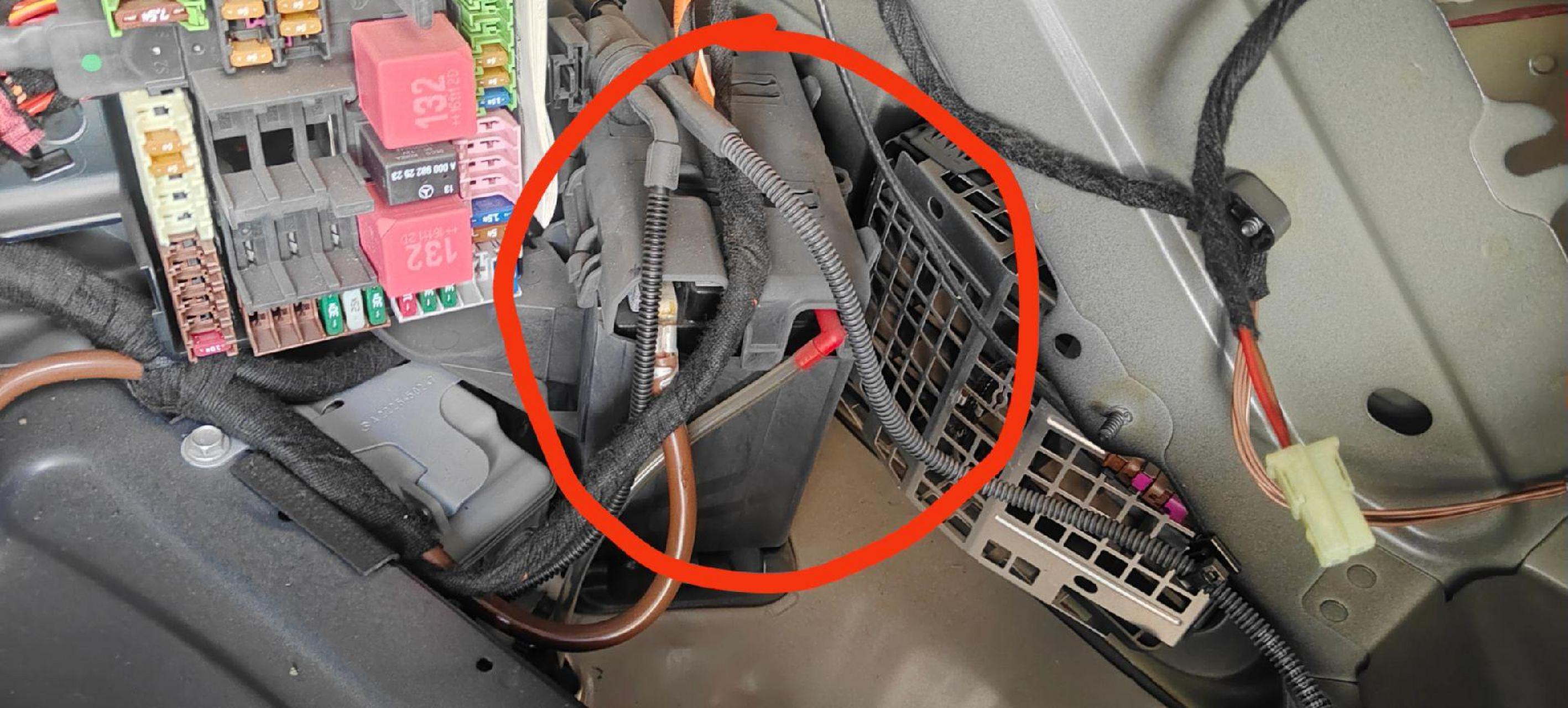 奔驰 s300更换辅助蓄电池,在后备箱右侧角落,不需要匹配