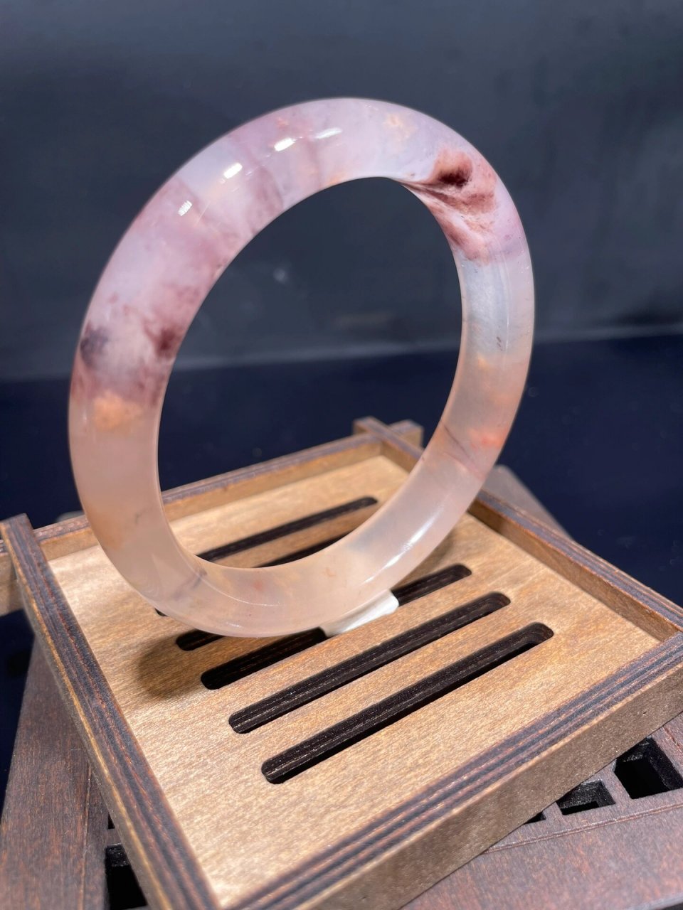 桂林鸡血玉贵妃料手镯 桂林鸡血玉贵妃料手镯,超冰圆润,上手百搭,工厂