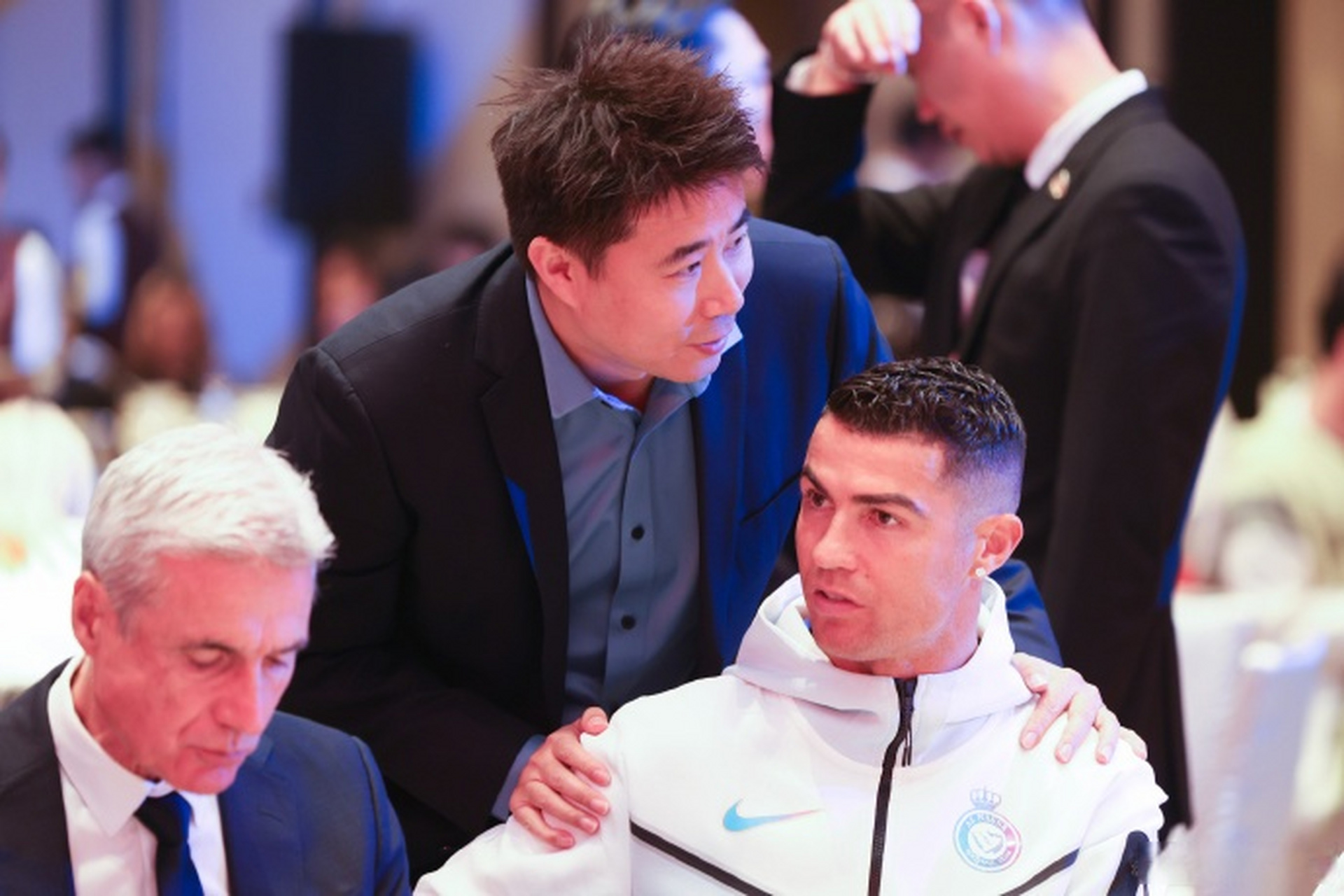 董方卓大赞c罗有担当   昨晚,梅西在微博发文对中国香港行事件进行了