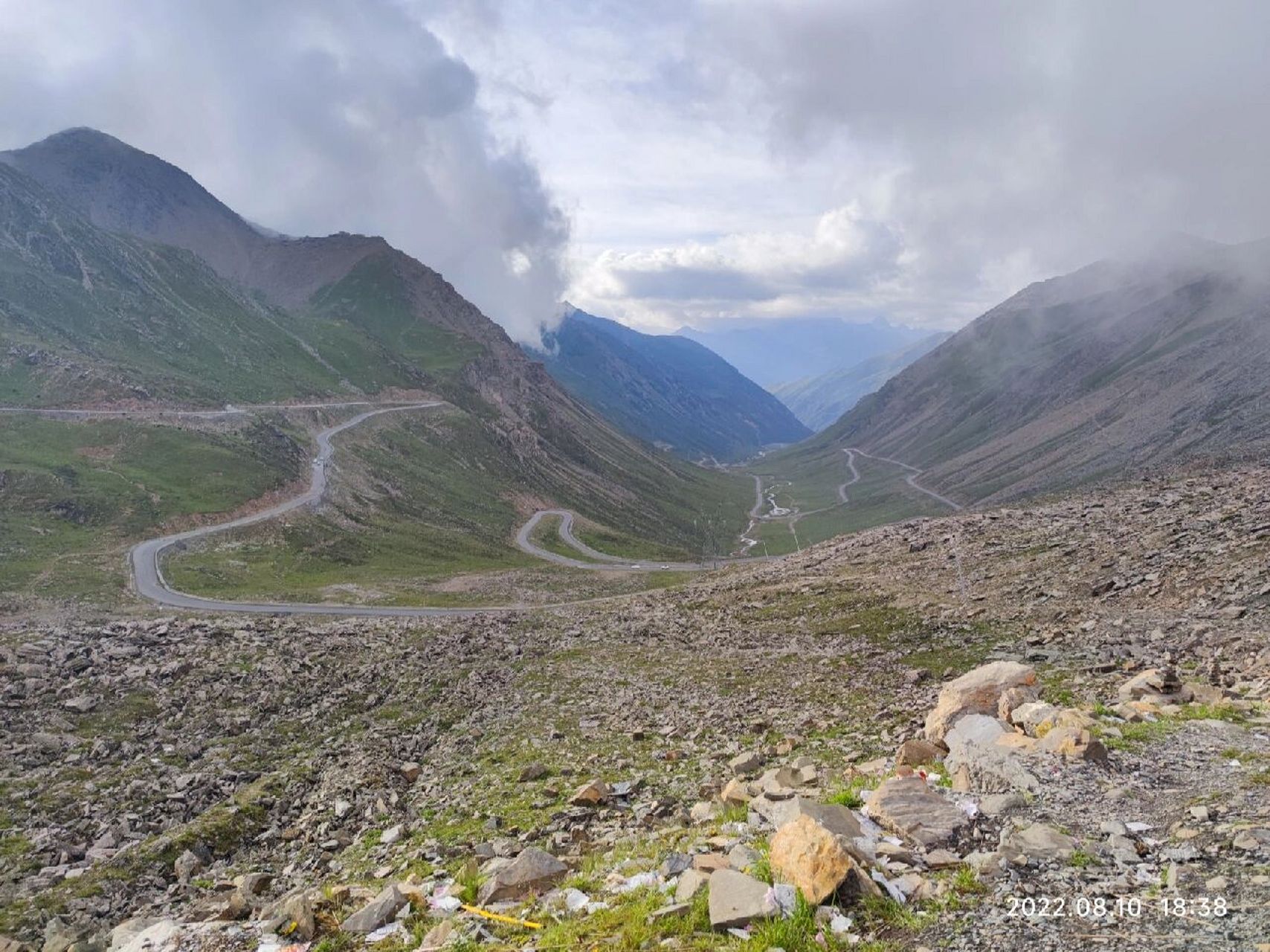 巴朗山垭口海拔4480米,没什么反应. 熊猫王国之巅,大雾.