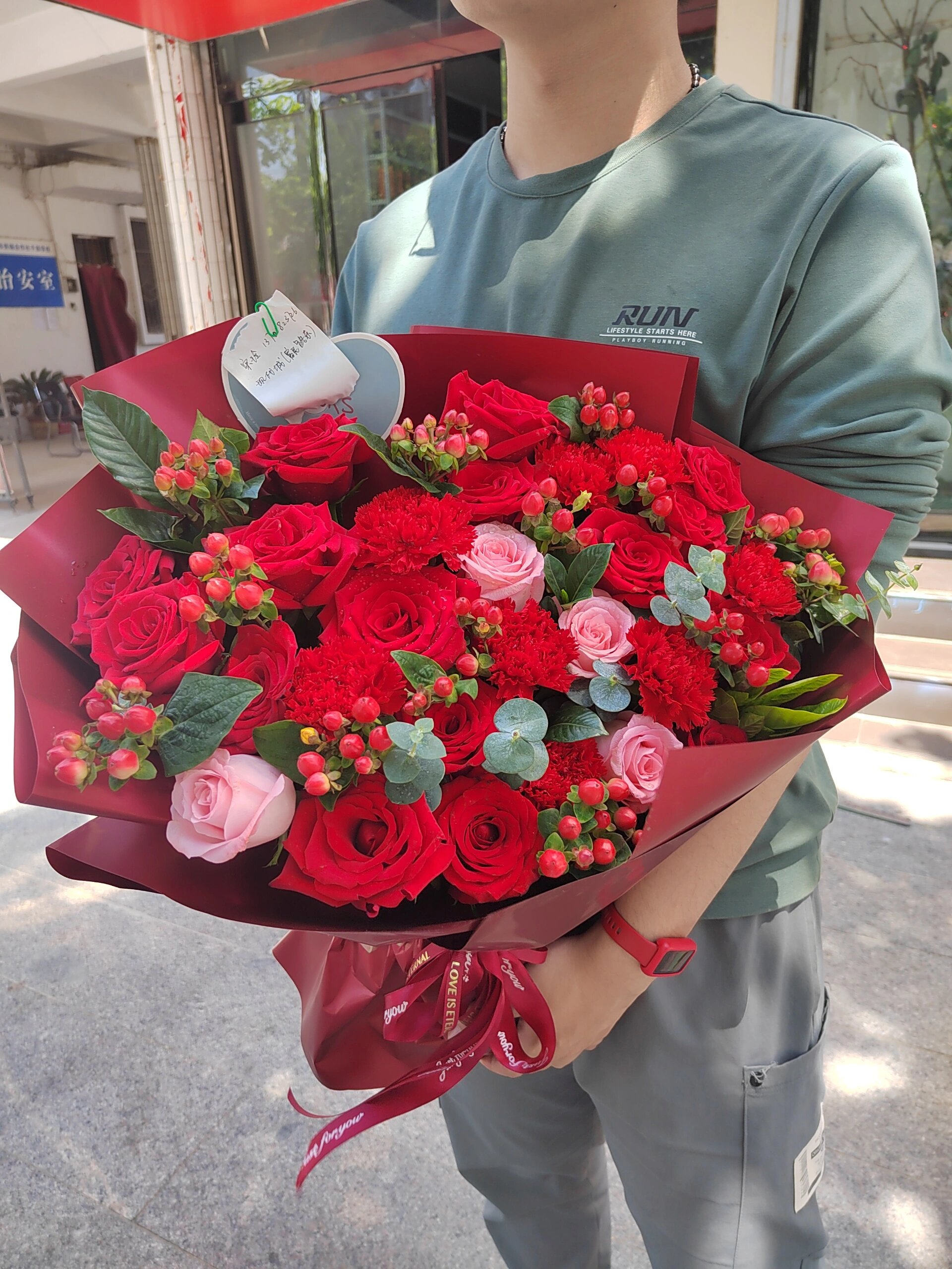 红粉玫瑰康乃馨红豆混搭花束@友情岁月的时光的动态