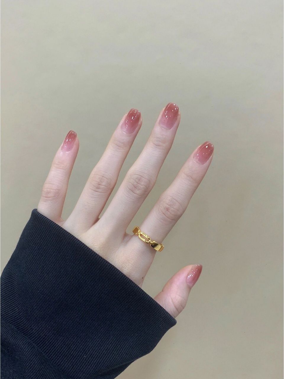 蜜桃粉果冻色渐变美甲 透粉色美甲水润清透,温柔感满满 举手投足间都