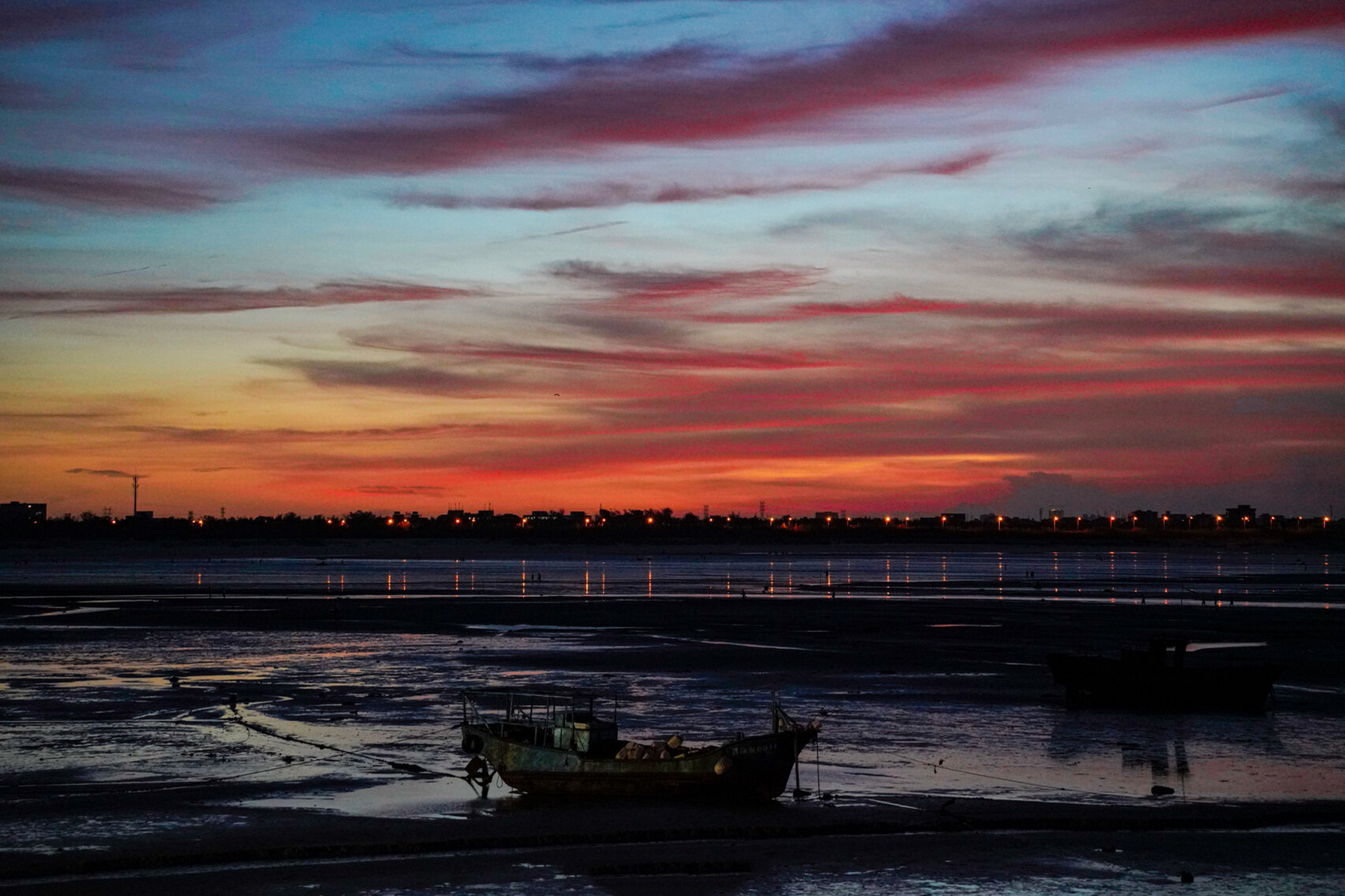 小众日落最佳机位就是福建泉州的深沪湾码头啦～ 今天的晚霞美到窒息!