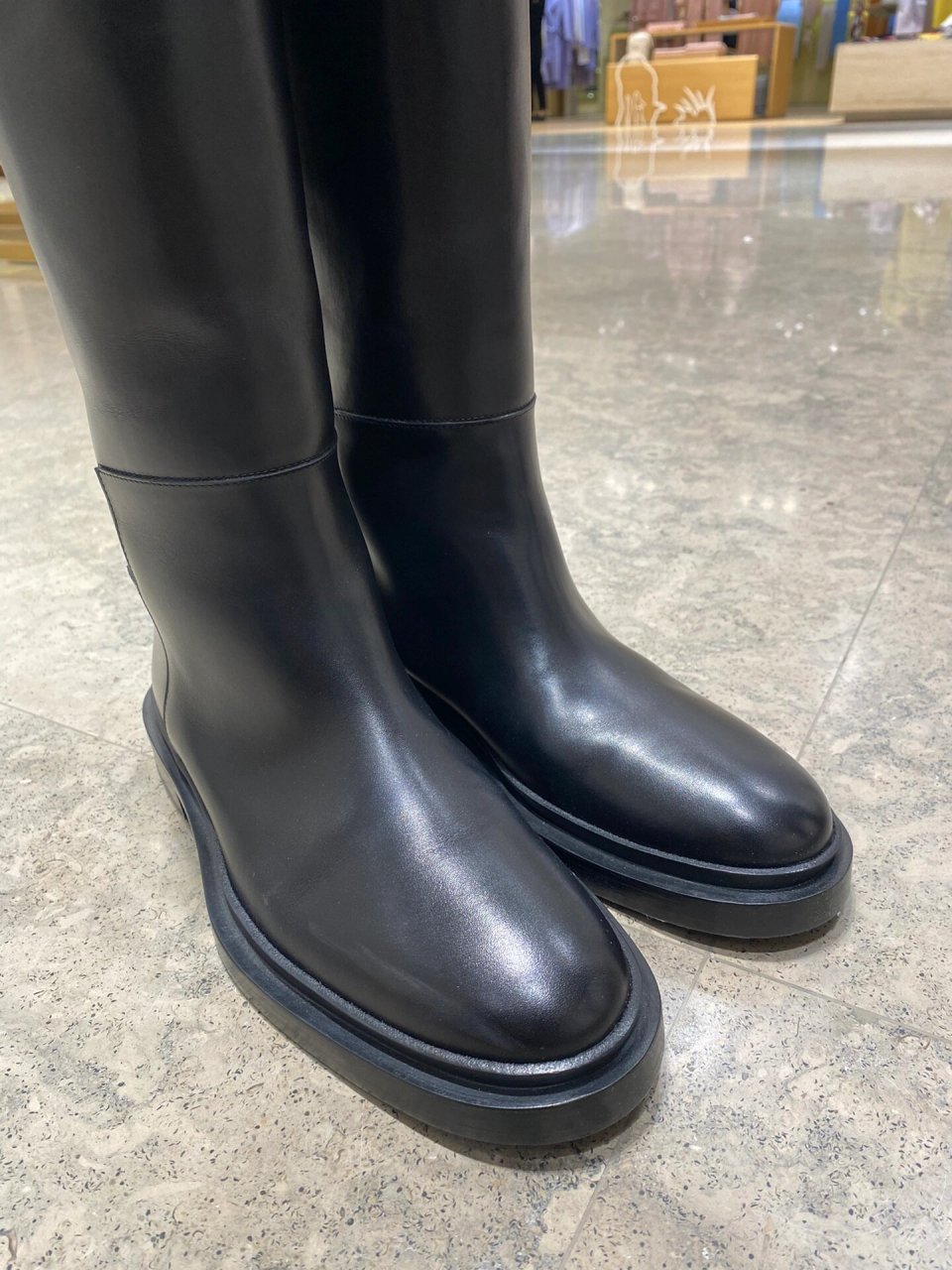 jil sander这双靴子林双真的上镜率巨高! 因为它真的超级显腿细且直!