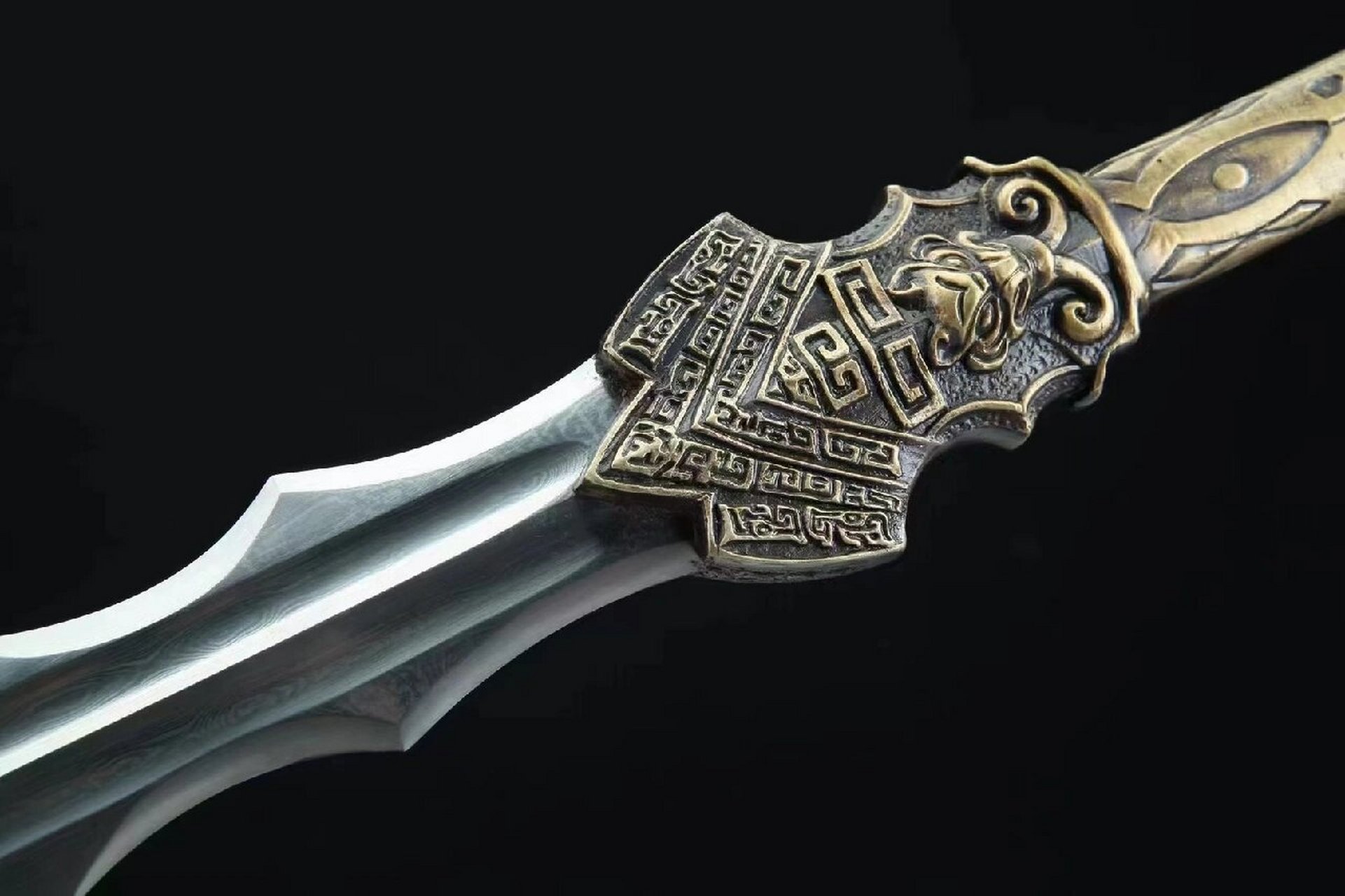 虎尊剑(双弧款) 剑把:纯铜精雕,图案立体感强,做旧; 剑身:百炼花纹钢