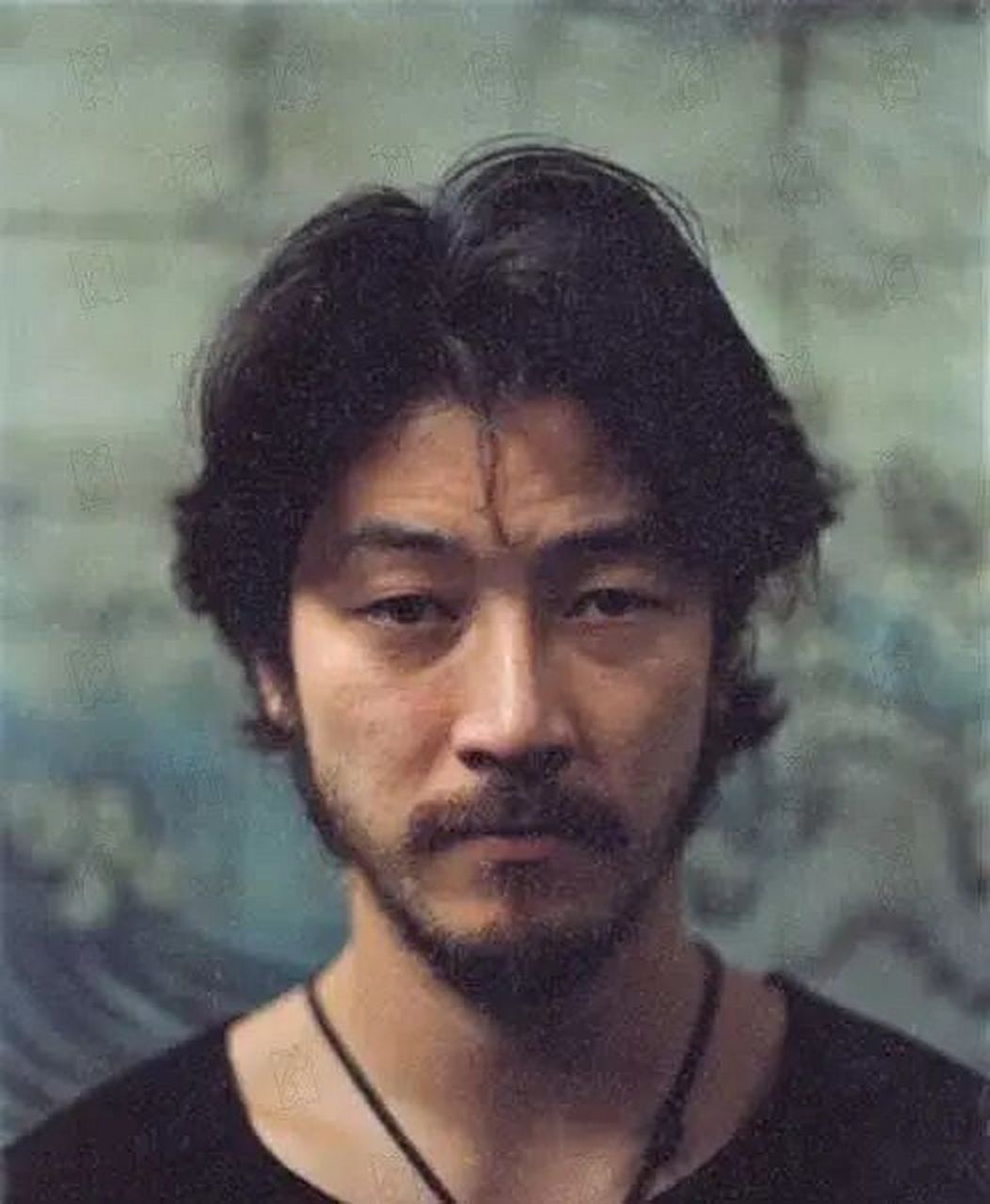 浅野忠信不管是年轻时还是现在人到中年,跟三船敏郎都挺像的.