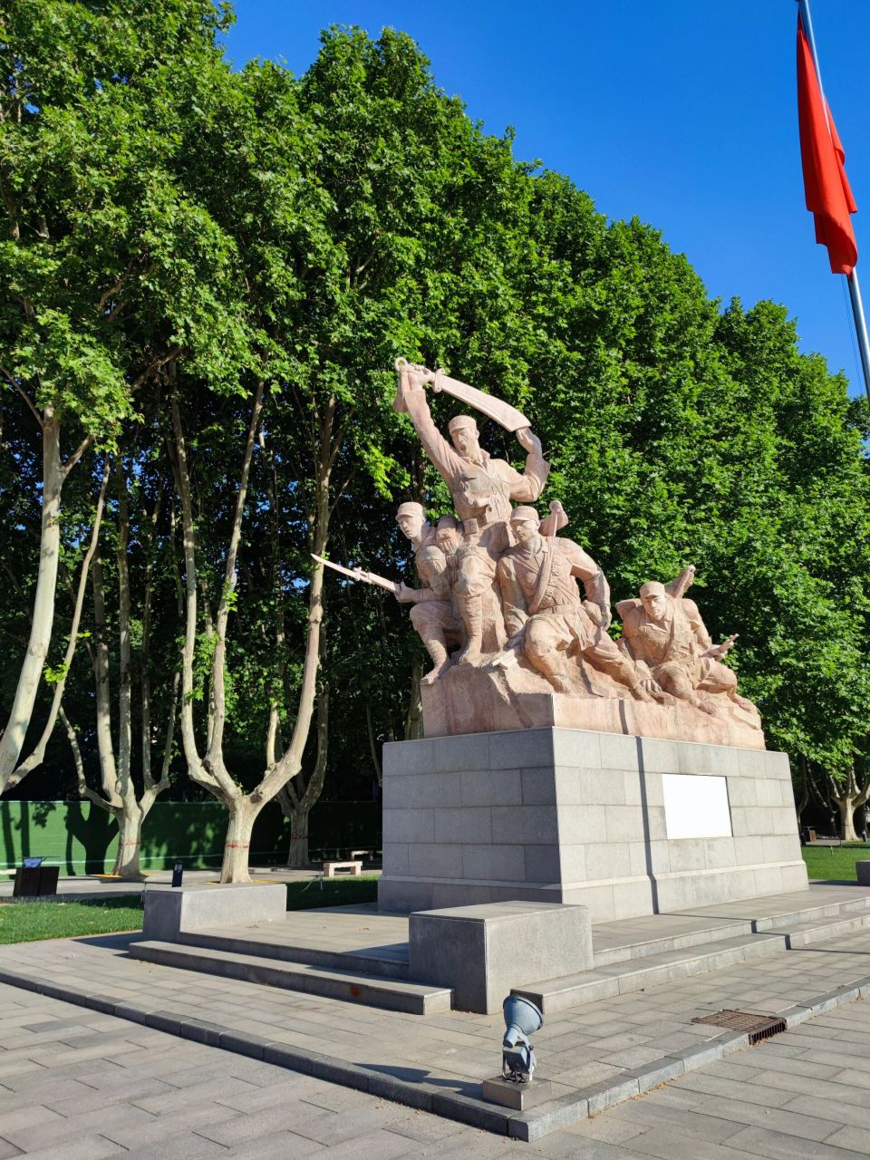 华北军区烈士陵园 陵园内苍松翠柏,绿树成荫,早晨有不少市民来散步