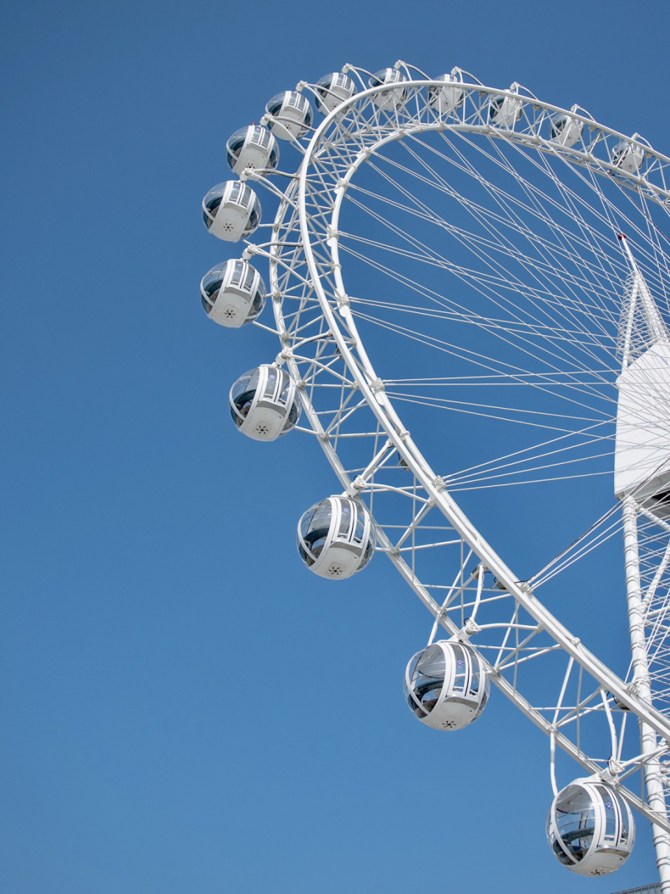 厦门|海上世界摩天轮合影机位92 纯白摩天轮和厦门的蓝天适配度是