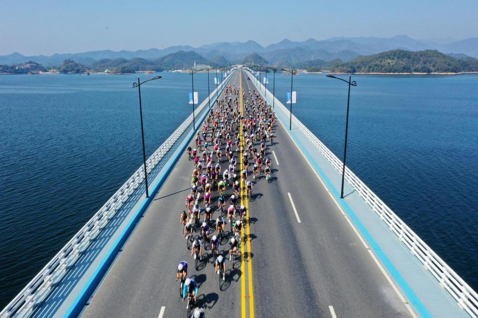 千岛湖环湖公路自行车赛.