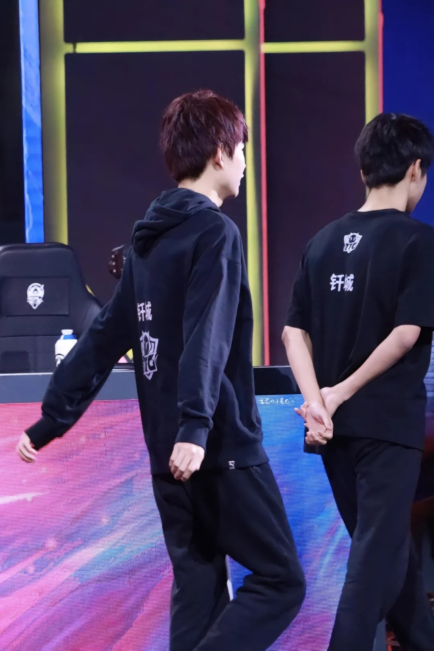 今天钎九粉们过年了