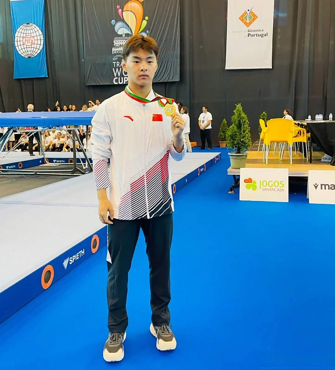 蹦床世界杯科英布拉站,王梓赛获得男子个人网上冠军,严浪宇获得亚军.