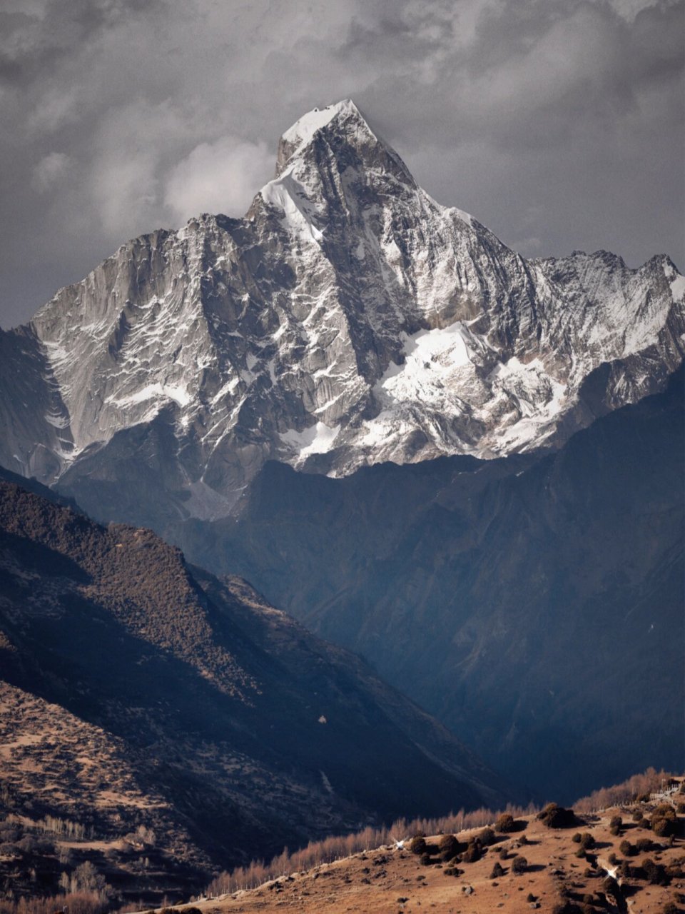 在我国,得天独厚的高海拔山峰资源对广大登山爱好者来说无疑是天赐的