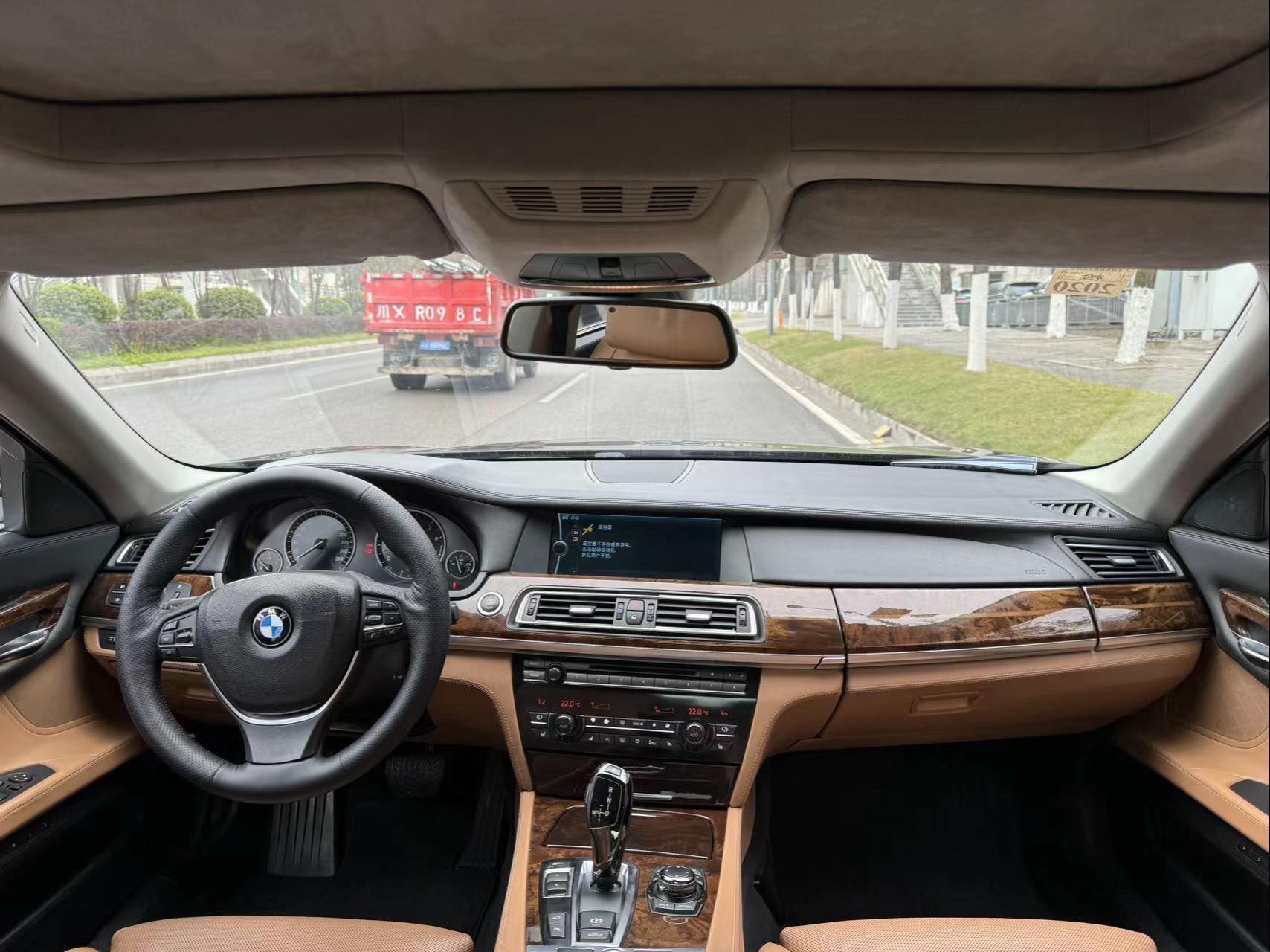 宝马760li,w12劳斯莱斯同款发动机.