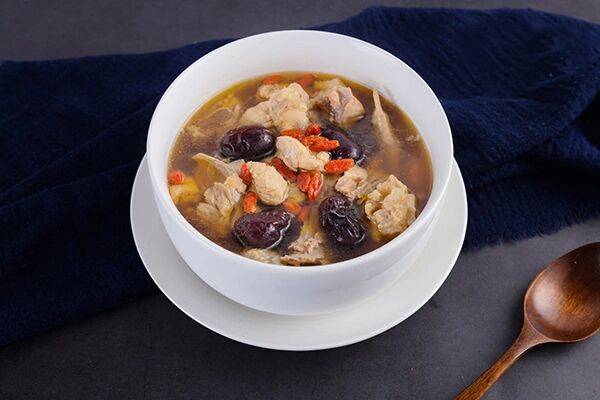 催奶汤-乳鸽子汤 我是喝了多少汤呀 材料:乳鸽一只,几颗红枣,枸杞