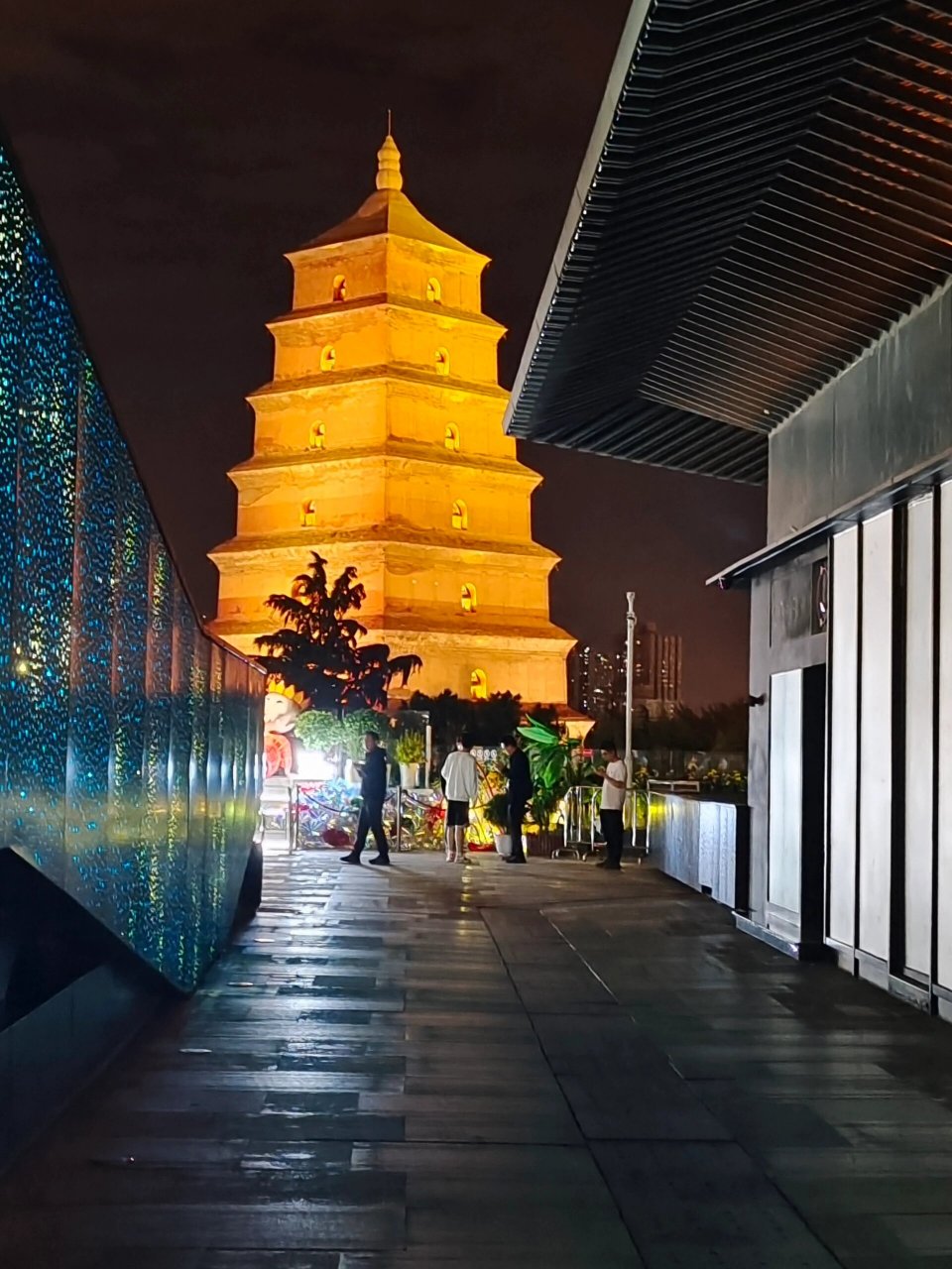 西安大雁塔 从大悦城的观景平台看向大雁塔 晚风吹着好惬意啊