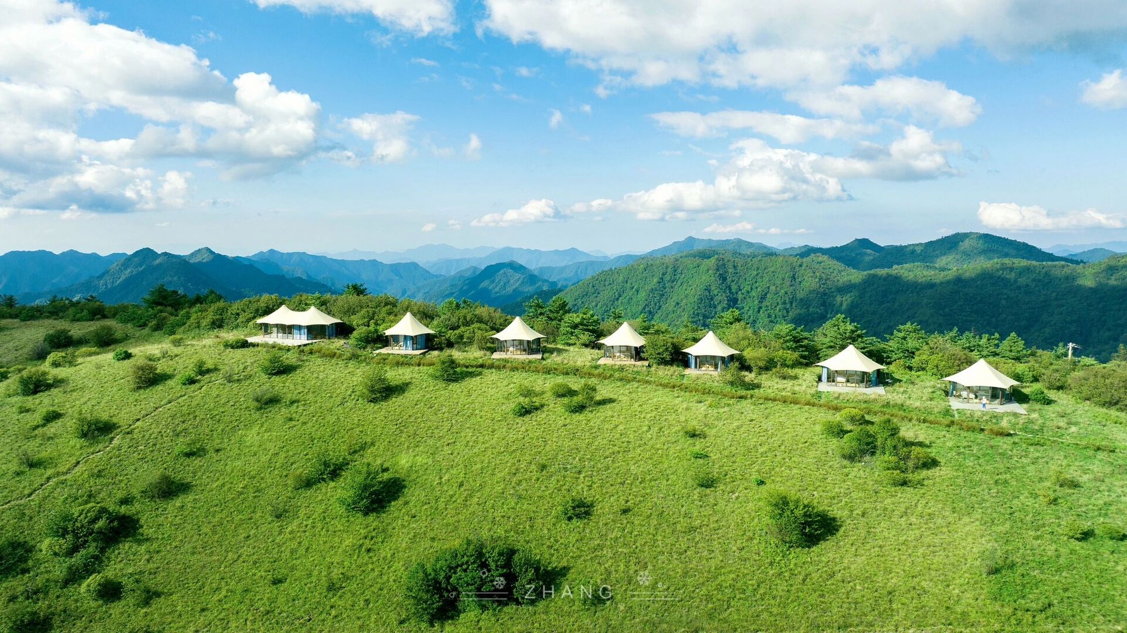 一脚跨两省|巴山大草原 位于安康岚皋县的巴山大草原,与重庆城口县