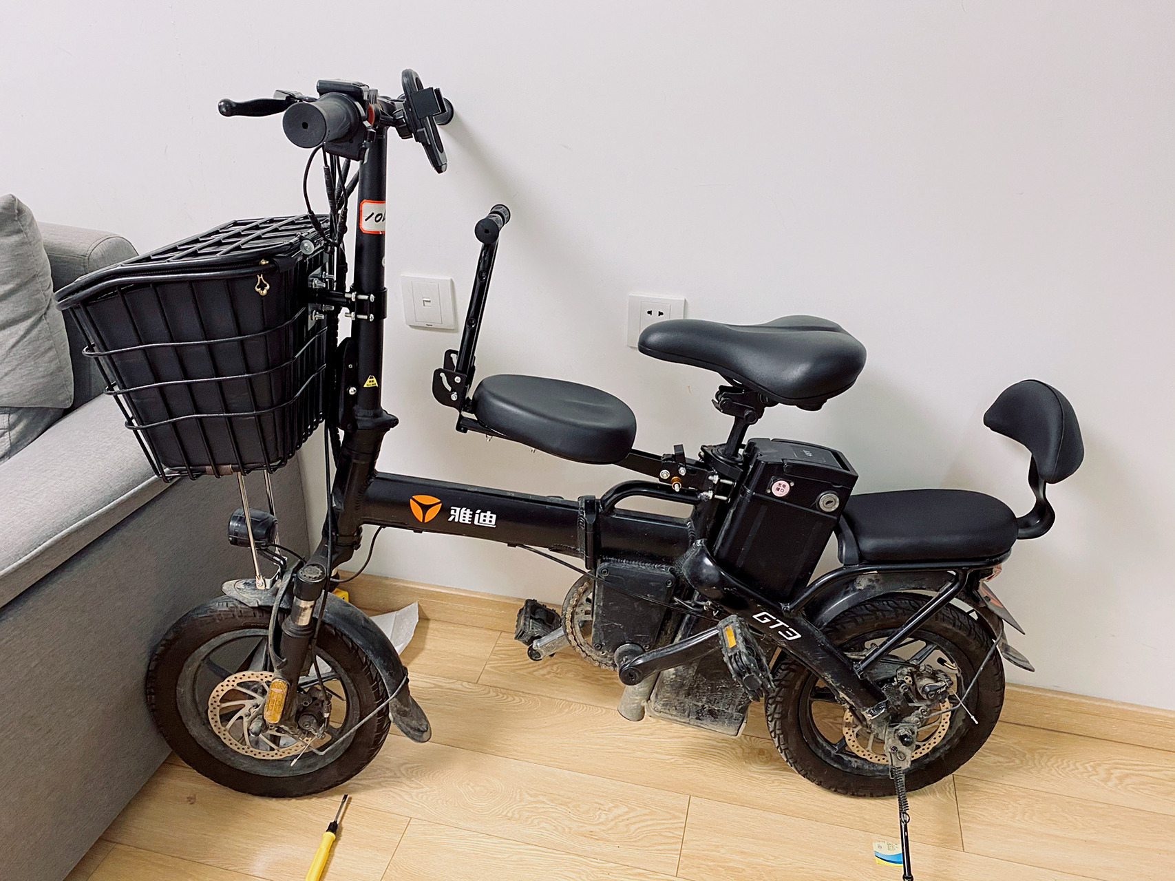 雅迪gt3折叠电动车改造后 终于买到称心如意的儿童座位啦啦啦～～ 在